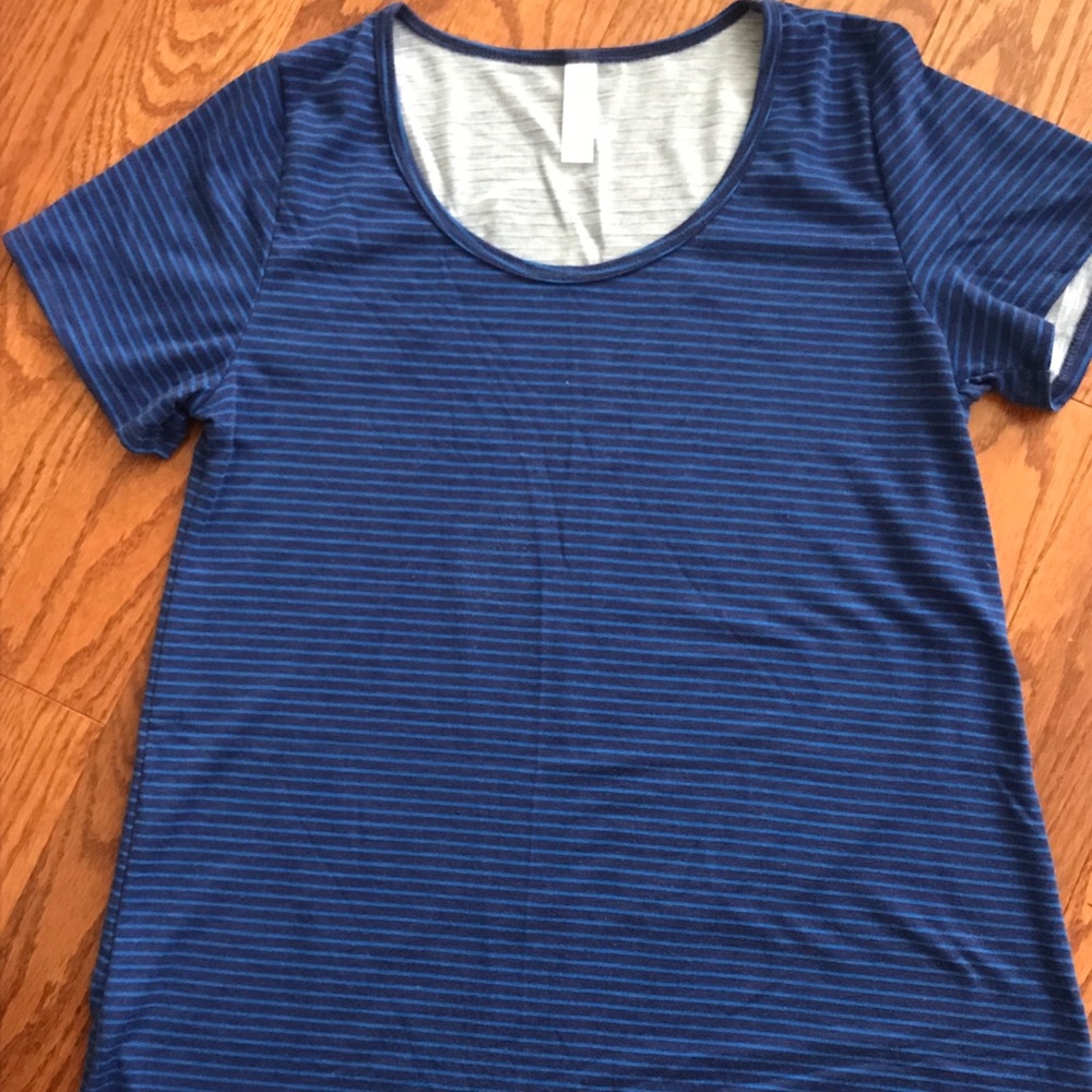 Lularoe Small Classic Tee